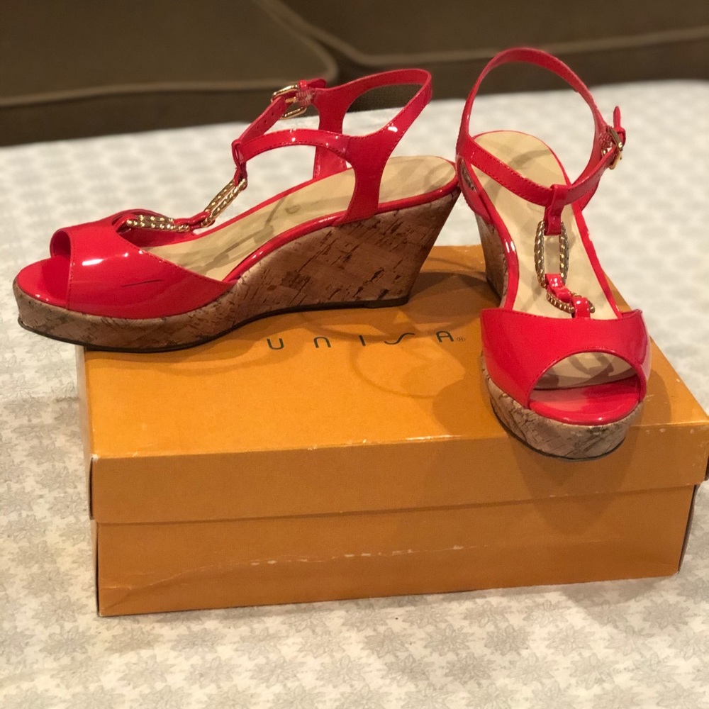 Unisa patent wedge with gold chain t-strap